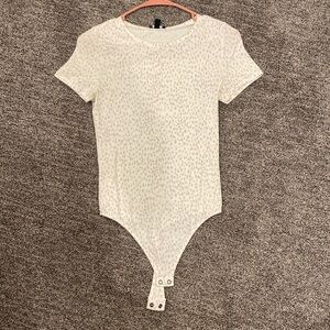 Express white anima print T-shirt, bodysuit